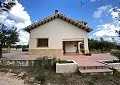 Villa de 4 chambres avec piscine à seulement 500 mètres à pied de la ville de Sax in Alicante Dream Homes API 1122