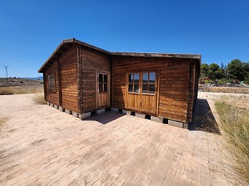 27.000 m2 Grundstück mit Holzhütte