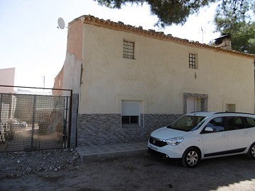 Renovated country house 4 km from Yecla