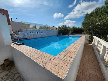 Casa de 4 dormitorios y 1 baño con piscina de balsa y parcela de tamaño razonable