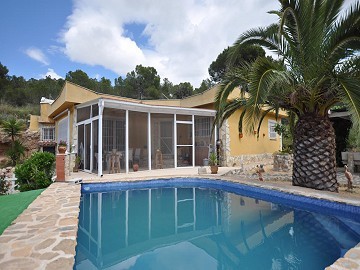 Casa cueva modernizada en las montañas