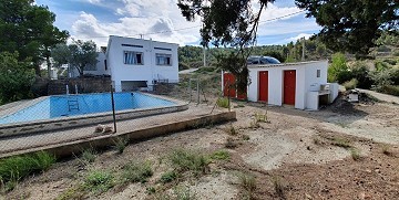 Villa à pied de la ville avec piscine