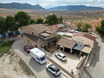 Excelente casa de 5 dormitorios de alta calidad con espacio cercado.